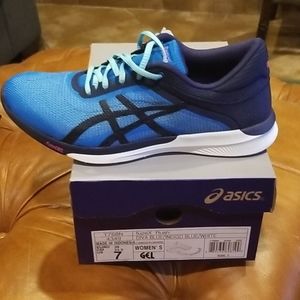 Asics size i7 . Fuze x sneakers